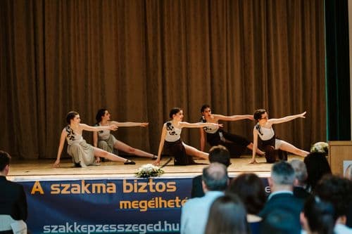 Csongrád Megyei Príma díjas Akropolis Táncszínház junior kamara csoportjának produkciója
