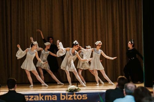 Csongrád Megyei Príma díjas Akropolis Táncszínház junior kamara csoportjának produkciója